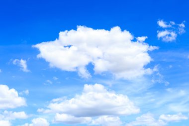 Mavi gökyüzünde bulutlar 