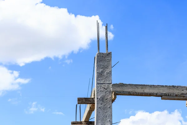Столбик цемента со стальным стержнем в строительстве — стоковое фото
