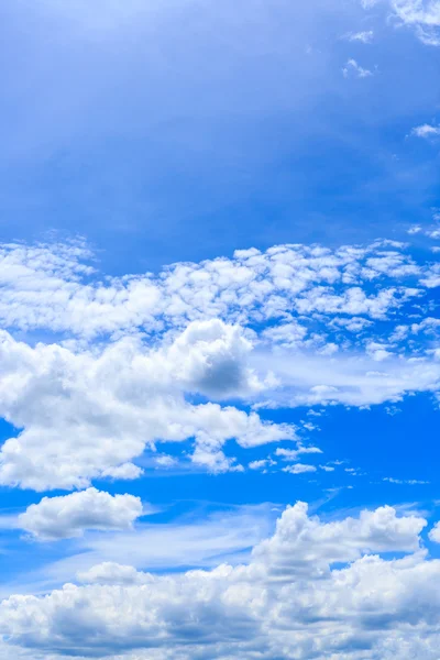 Nubes en el cielo azul — Foto de Stock