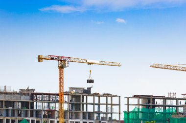 vinç ve inşaat alanı