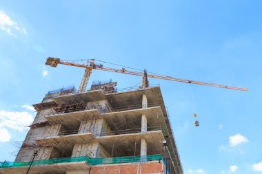 Vinç ve inşaat şantiye altında