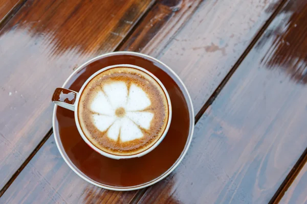 Taza de café en la mesa en la cafetería — Foto de Stock