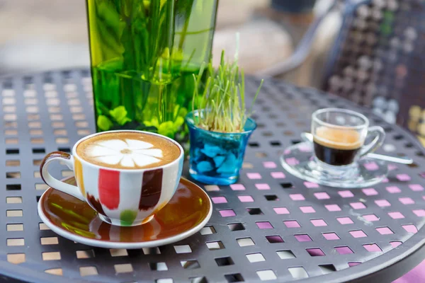 Coffee cup on table in cafe — Stock Photo, Image