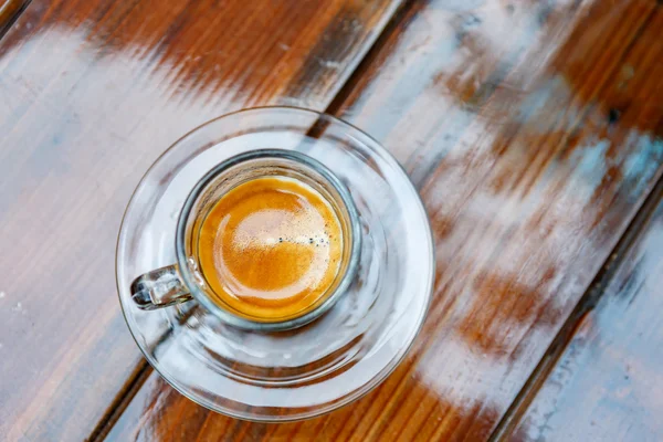 Taza de café en la mesa en la cafetería — Foto de Stock