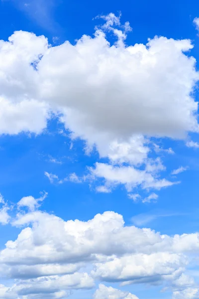 Mraky na modré obloze — Stock fotografie