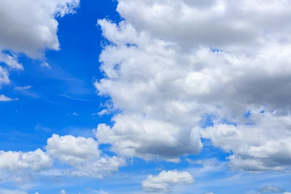 Wolken am blauen Himmel — Stockfoto