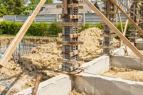 Stampo pilastro in calcestruzzo per la costruzione di case — Foto Stock