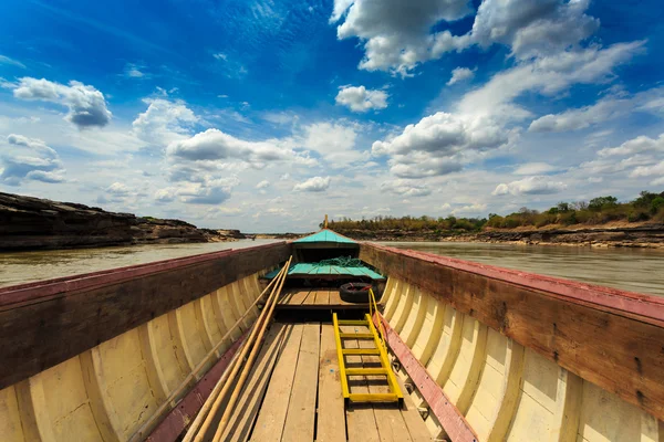 Grande barca per il trasporto sul fiume khong — Foto Stock