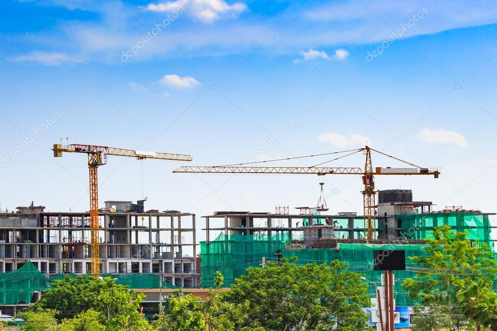 Building crane and construction site