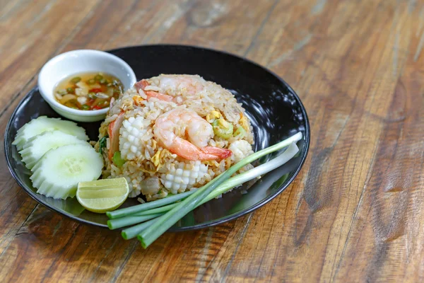 Thai gebakken rijst op houten bureau — Stockfoto