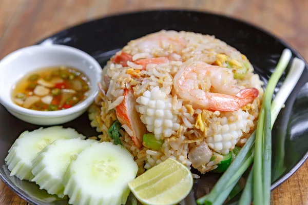 Thai gebakken rijst op houten bureau — Stockfoto