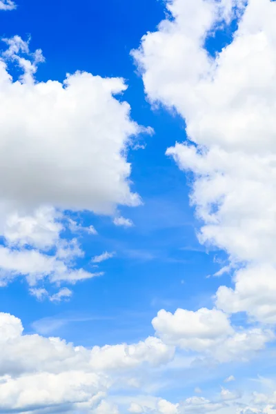 Nuvole sul cielo blu — Foto Stock