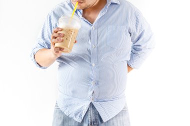Şişman adam içki kahve