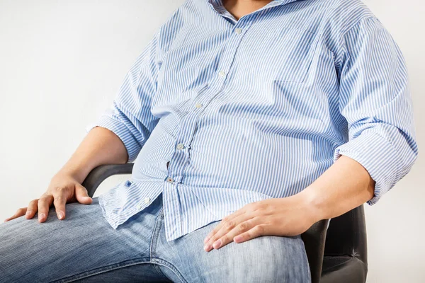 Sandalyede oturan şişman adam