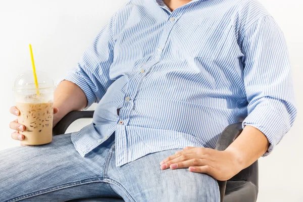 Sandalyede oturan kahve ile şişman adam