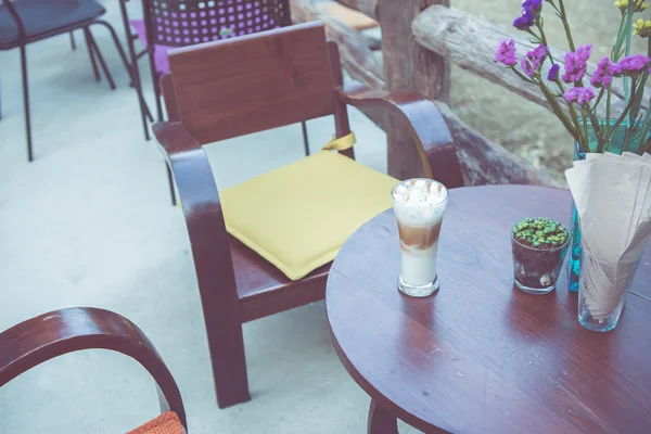 テーブル席のコーヒーカップ — ストック写真