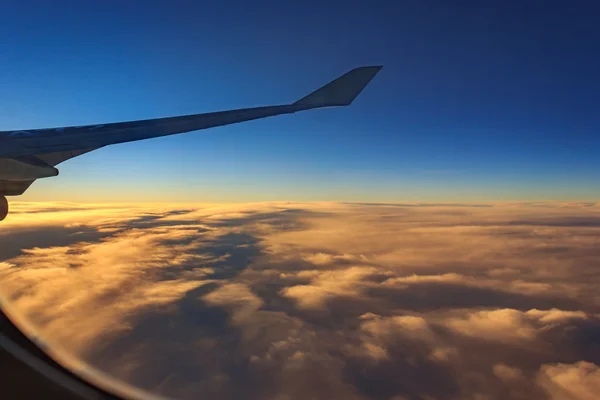 Aile d'avion avec ciel nuageux — Photo