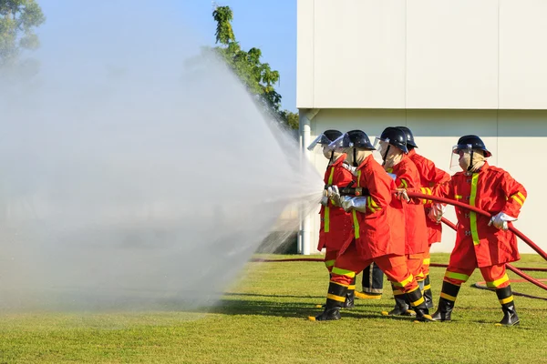 Bombero luchando por ataque de fuego — Foto de Stock