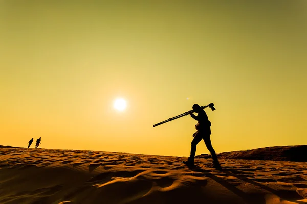 Um homem caminhando no deserto de areia — Fotografia de Stock
