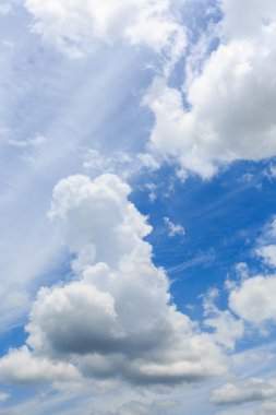 Mavi gökyüzünde bulutlar