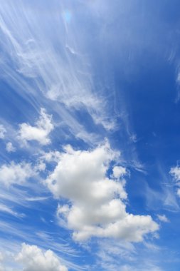 Mavi gökyüzünde bulutlar