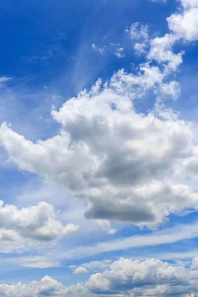 Nuvens no céu azul — Fotografia de Stock