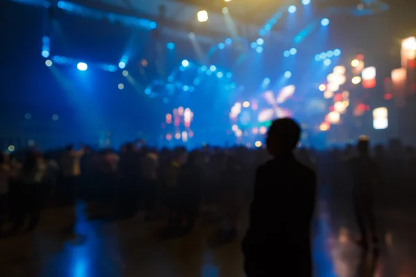 Silhuetas de pessoas em concerto — Fotografia de Stock