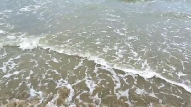 Meereswellen spülen Sandstrand — Stockvideo