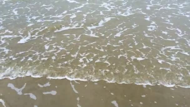 Olas del mar lavado playa de arena — Vídeo de stock