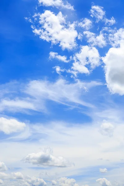 Nuvens no céu azul — Fotografia de Stock