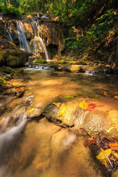 Maravillosa cascada en Tailandia —  Fotos de Stock