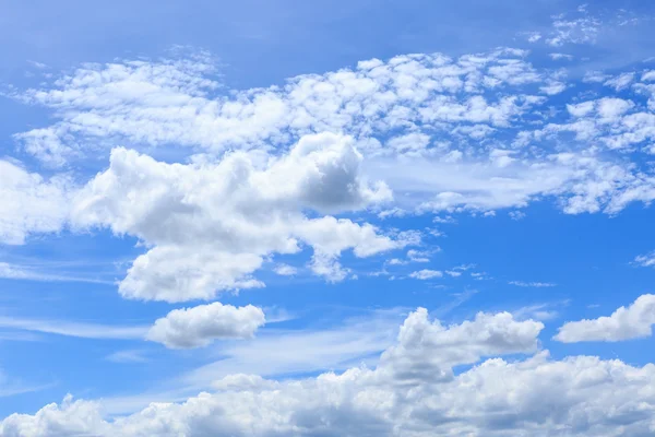 Nuvole sul cielo blu — Foto Stock