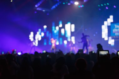 siluet konser sahne önünde