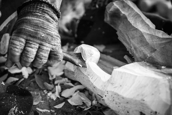 Рука різьбяра різьблення по дереву — стокове фото