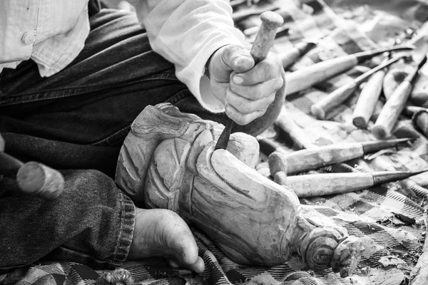 Mano de tallar madera — Foto de Stock