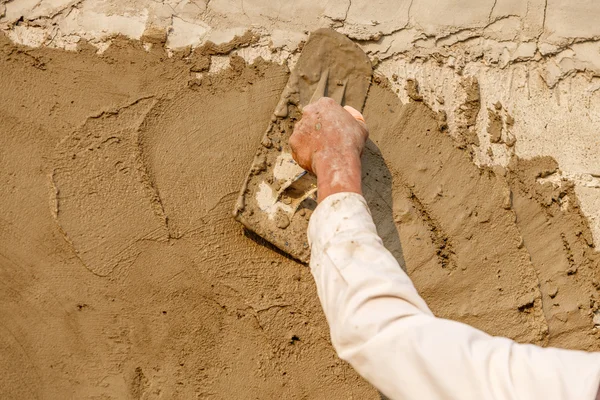 Штукатурка бетону робітник на стіні — стокове фото