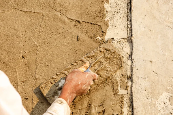 Trabalhador de concreto estucador na parede — Fotografia de Stock