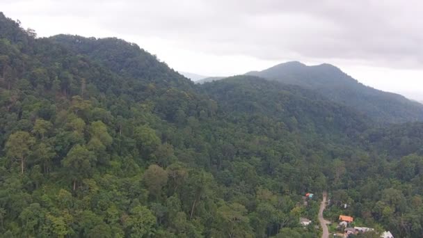 Vista a la montaña en el campo de Tailandia — Vídeo de stock