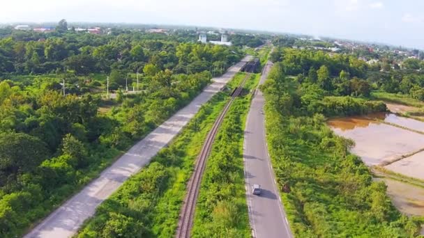 Spoorlijn met weg op groen geplaatst — Stockvideo