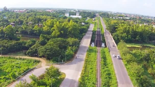 Spoorlijn met weg op groen geplaatst — Stockvideo
