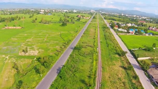 Spoorlijn met weg op groen geplaatst — Stockvideo