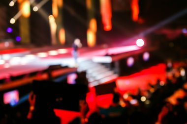 Konserdeki insanların siluetleri