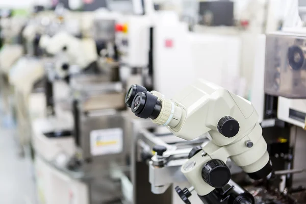 Microscopios en lugares de trabajo —  Fotos de Stock