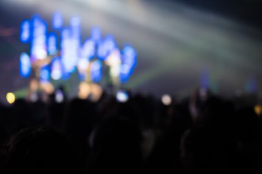 siluet konser sahne önünde