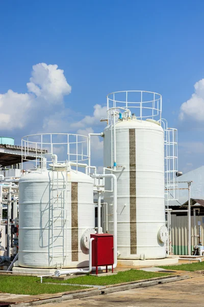 Mavi gökyüzü ile fabrika içinde kimya tank — Stok fotoğraf