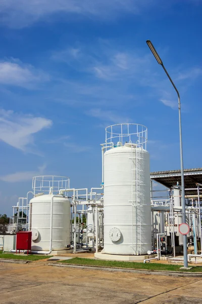 Tanque de química na fábrica com céu azul — Fotografia de Stock