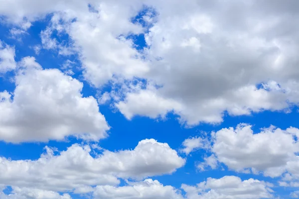 Nuvole sul cielo blu — Foto Stock