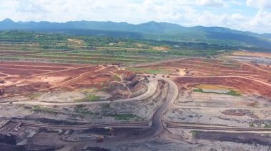 Havadan görünümü madenciliği Damperli kamyonlar linyit Kanaryalar lampang Tayland çalışma için vurdu