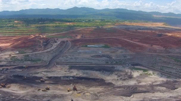 Flygfoto skott för gruvdrift dumprar arbetar i brunkol coalmine lampang thailand — Stockvideo