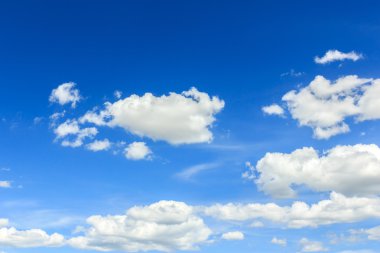 Mavi gökyüzünde bulutlar